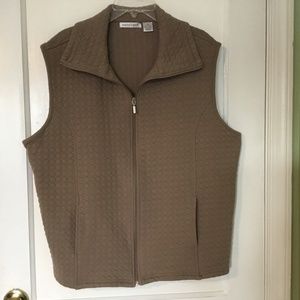 Hasting & Smith Women beige/tan quilted zip up vest, 4 pockets, sz 2X, like new